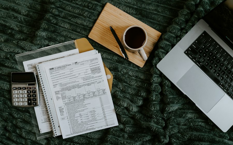 Escritorio con documentos, calculadora y laptop