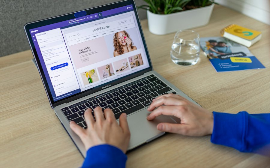 Persona navegando una tienda en línea desde su laptop
