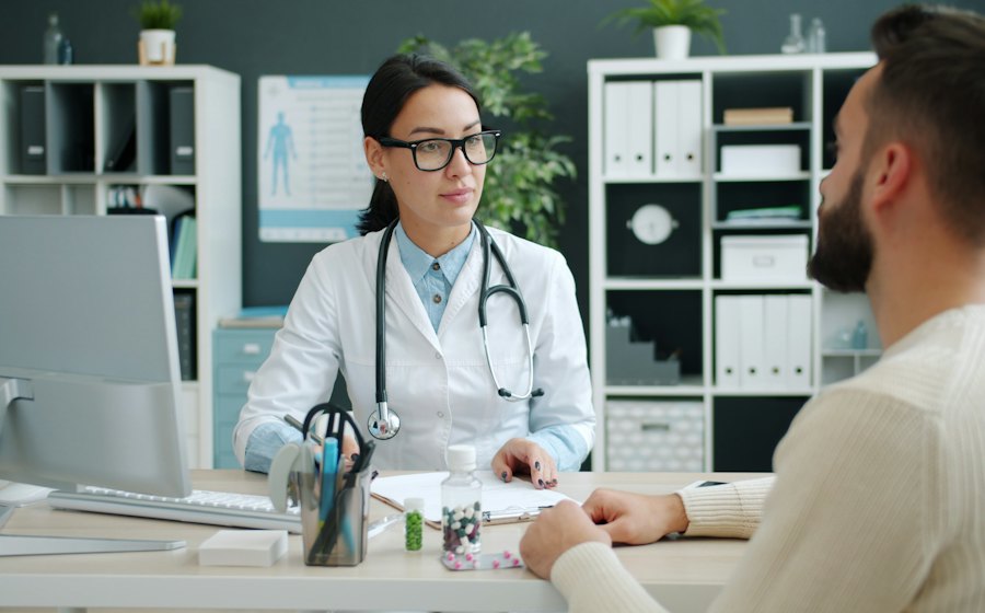 Doctora atendiendo a un paciente en un consultorio