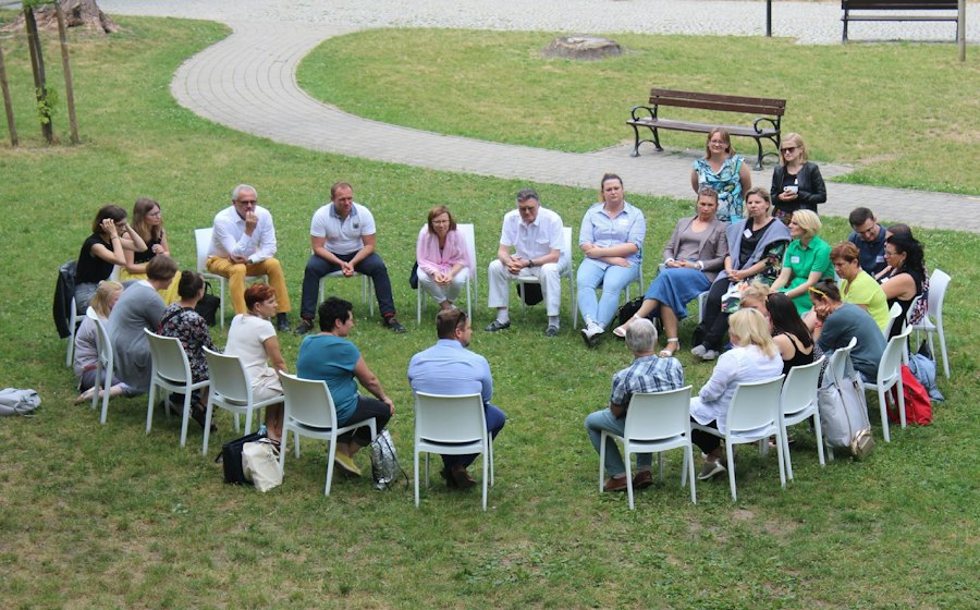 Reunión comunitaria al aire libre